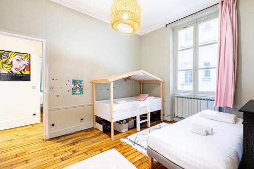 une chambre avec deux lits et un lit superposé dans l'établissement GuestReady - Refined Stay near the Eiffel Tower, à Paris