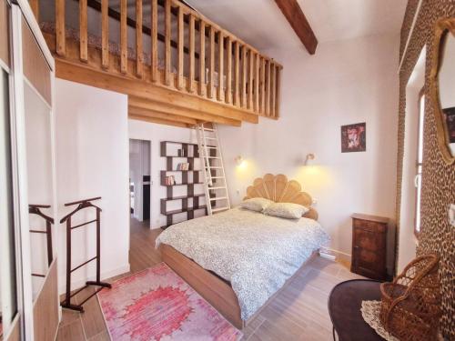 - une chambre avec un lit et un escalier dans l'établissement Le Cosy VIP, un balcon face au Vieux Port, à La Ciotat