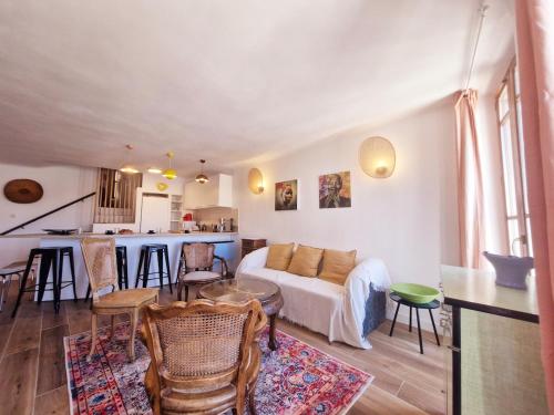 un salon avec un canapé et une table dans l'établissement Le Cosy VIP, un balcon face au Vieux Port, à La Ciotat