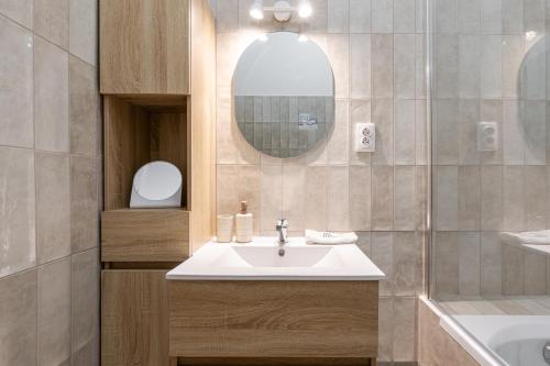 un baño con lavabo y espejo en R7 Home Apartment, en Budapest