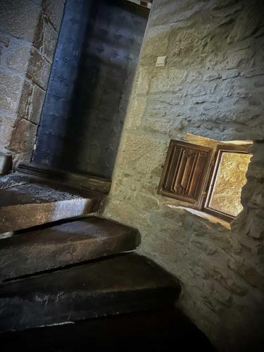 - un bâtiment en pierre avec des escaliers et une fenêtre dans l'établissement Le domaine de pepe, à Saint-Julien-de-Briola