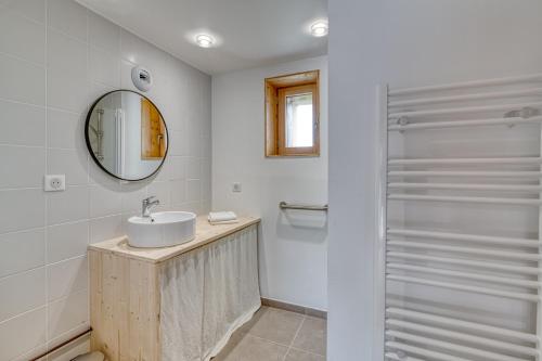 a bathroom with a sink and a mirror at La Résidence Inco in Saint-Bertrand-de-Comminges