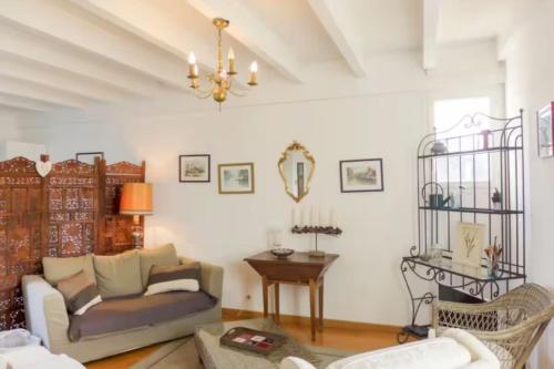 un salon avec un canapé et une table dans l'établissement Charming T3 with parking near the ocean, à Saint-Jean-de-Luz