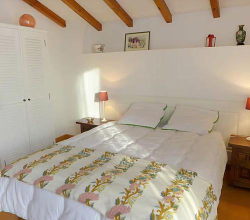 une chambre avec un grand lit blanc dans une pièce dans l'établissement Charming T3 with parking near the ocean, à Saint-Jean-de-Luz