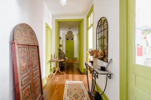 un couloir avec des murs verts et blancs et une porte en bois dans l'établissement Chambre chez l'habitant, calme, 10 mins de la plage, douche et WC privatifs, à Nice