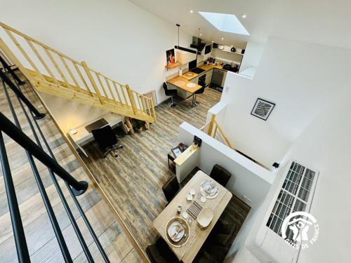 een woonkamer en een kantoor bij La detente in Lézignan-Corbières