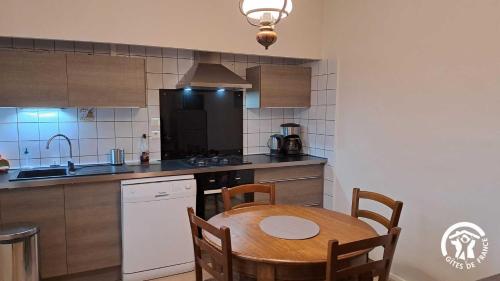 Kuchyňa alebo kuchynka v ubytovaní Au centre du village