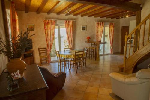 un salon avec une table et des chaises dans l'établissement L'hermitage, à Ambres