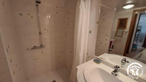 un baño con ducha y lavabo en Guyor, en Le Bez