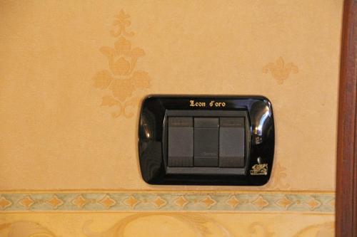 a black television on the wall of a room at Albergo Ristorante Leon d'Oro in Noventa di Piave