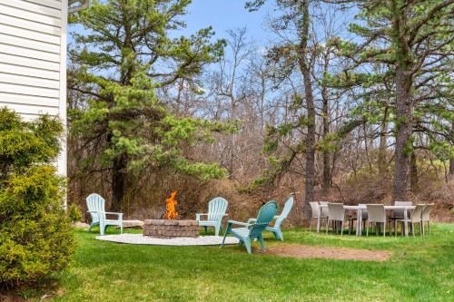 Un jardín fuera de Poconos Family Retreat, Game Room, 4BR
