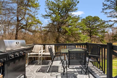 Un balcón o terraza en Poconos Family Retreat, Game Room, 4BR