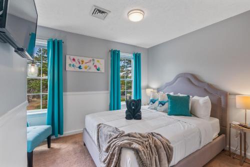 Una cama o camas en una habitación de Poconos Family Retreat, Game Room, 4BR