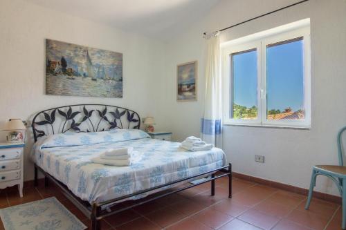 Ένα ή περισσότερα κρεβάτια σε δωμάτιο στο GuestHost - Seaside Apartment with Parking