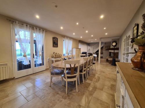 une cuisine et une salle à manger avec une table et des chaises dans l'établissement Grande Maison au Bord d'un Lac avec Spa, Jardin Clôturé et Proche du ZooParc de Beauval - FR-1-591-336, à Luçay-le-Mâle