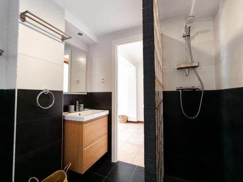 a bathroom with a shower and a sink at Villa Marie, 8 pers, green zone, private in GRO