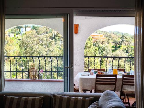 a dining room with a table and chairs and a window at Villa Marie, 8 pers, green zone, private in GRO