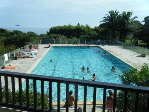 - une grande piscine avec des personnes dans l'établissement villa cassis vue mer, à La Celle-sous-Gouzon