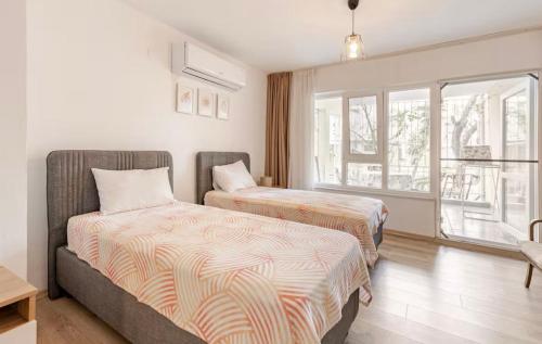 a bedroom with two beds and a window at Güneş Villa Bahçe Katı in Antalya