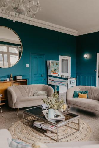 un salon avec deux canapés et une table dans l'établissement Maison Sollier, à Sainte-Croix