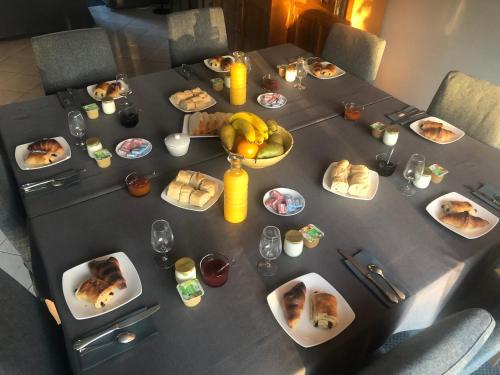 un tavolo con sopra piatti di cibo di Chez Christophe et Cécile sur le circuit des 24 heures du Mans ad Arnage