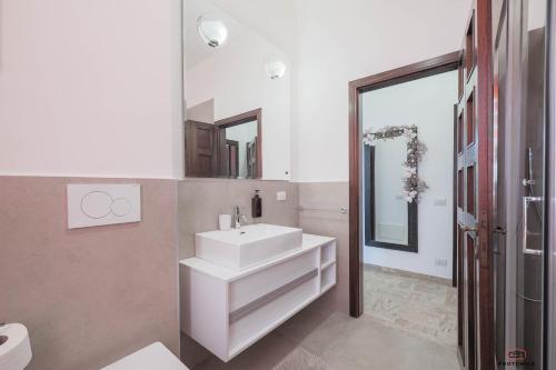 Ένα μπάνιο στο La Chicca di Forlì - Elegante appartamento in centro con parcheggio privato