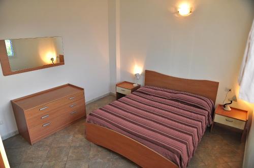Un pat sau paturi într-o cameră la Residenze Mare e Pineta