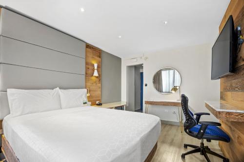Μια τηλεόραση ή/και κέντρο ψυχαγωγίας στο Holiday Inn Express San Juan Condado by IHG