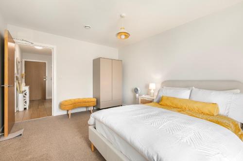 Giường trong phòng chung tại 1 Bedroom Apartment near City Airport