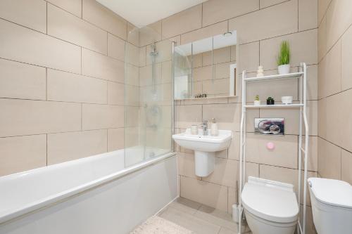 Phòng tắm tại 1 Bedroom Apartment near City Airport