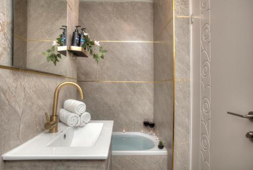 a bathroom with a sink and a bath tub at אצולת אכסוף - Echsof in Safed