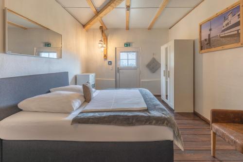 a bedroom with a large bed in a room at Lodge an der Eider in Friedrichsgraben