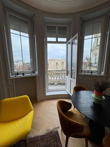 une salle à manger avec une table, des chaises et des fenêtres dans l'établissement Tokyo, Hyper centre, Proche Gare, à Reims