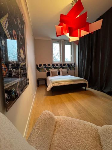 - un salon avec un canapé et un lustre rouge dans l'établissement Tokyo, Hyper centre, Proche Gare, à Reims