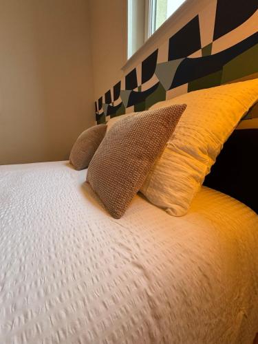 - un lit avec deux oreillers et une tête de lit dans l'établissement Tokyo, Hyper centre, Proche Gare, à Reims