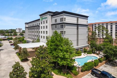 an aerial view of a hotel with a pool at Holiday Inn Baton Rouge College Drive I-10 by IHG in Baton Rouge