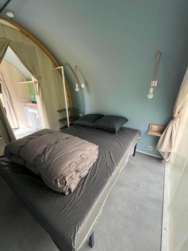 - 2 lits dans une chambre avec un cadre de lit dans l'établissement Camping le Convivial CocoSweet 4 personnes, à Saint-Martial-de-Nabirat