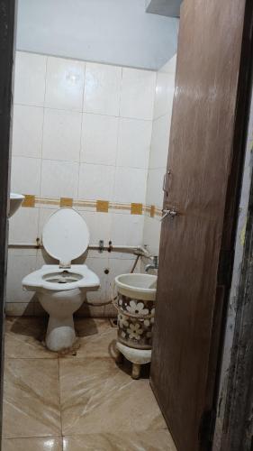 un baño con inodoro y lavabo en Shree Hariraj Guest House, en Jāmb