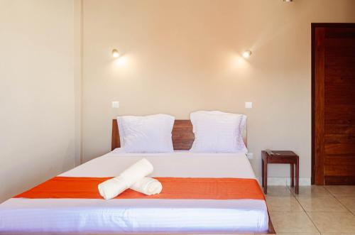 Ένα ή περισσότερα κρεβάτια σε δωμάτιο στο Hôtel les Flamboyants