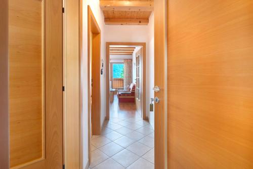 a hallway with a door leading into a room at Hofanger in Lagundo
