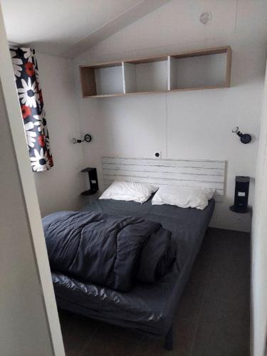 une chambre avec un lit dans une pièce dans l'établissement Mobilhome 6 places Domaine de Chaussy, à Lagorce