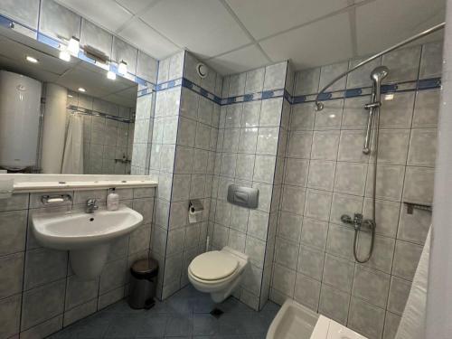 Un baño con inodoro, ducha y lavabo. en Дрийм 2 Мечта 2, en Sunny Beach