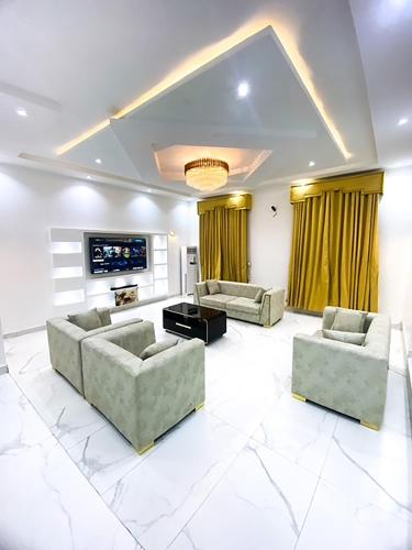 Ruang duduk di E-Vac Homes Exquisite Holiday Home