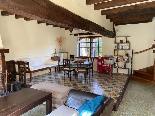 un salon avec un canapé et une table dans l'établissement La colline enchantée, à Saint-Martin-dʼOrdon