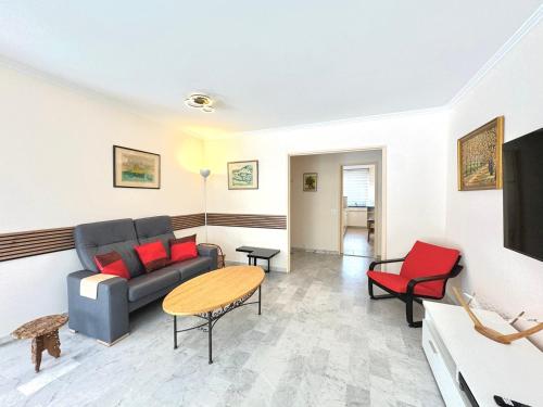 un salon avec un canapé et une table dans l'établissement La terrasse d'Estanove,espace, calme à Montpellier, à Montpellier