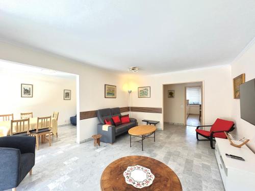 un salon avec un canapé et une table dans l'établissement La terrasse d'Estanove,espace, calme à Montpellier, à Montpellier