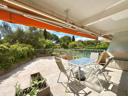 un patio avec une table et des chaises dessus dans l'établissement La terrasse d'Estanove,espace, calme à Montpellier, à Montpellier