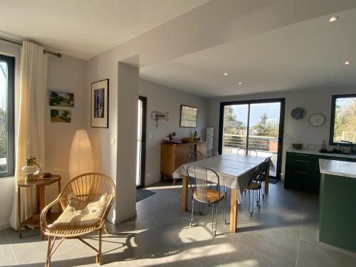 une cuisine et une salle à manger avec une table et des chaises dans l'établissement Villa La Foliotte, à Saint-Pair-sur-Mer
