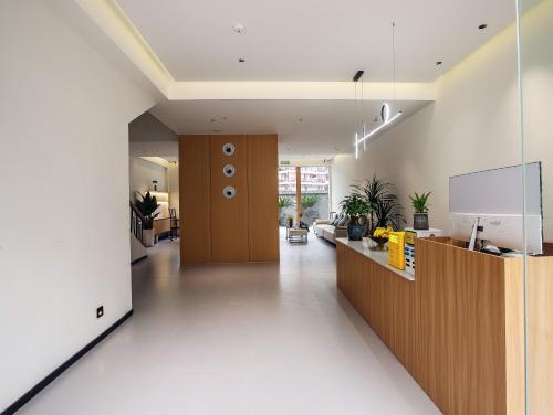 Kuchyň nebo kuchyňský kout v ubytování Fenghuang County Jiduo Intelligent Hotel