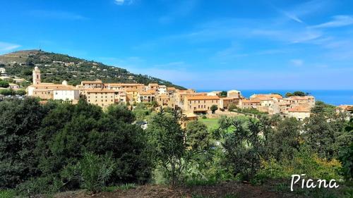 una città in cima a una collina di Terra Corsa Duplex T2 a Porto Ota